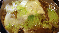 里芋、コンニャク、白菜を煮る